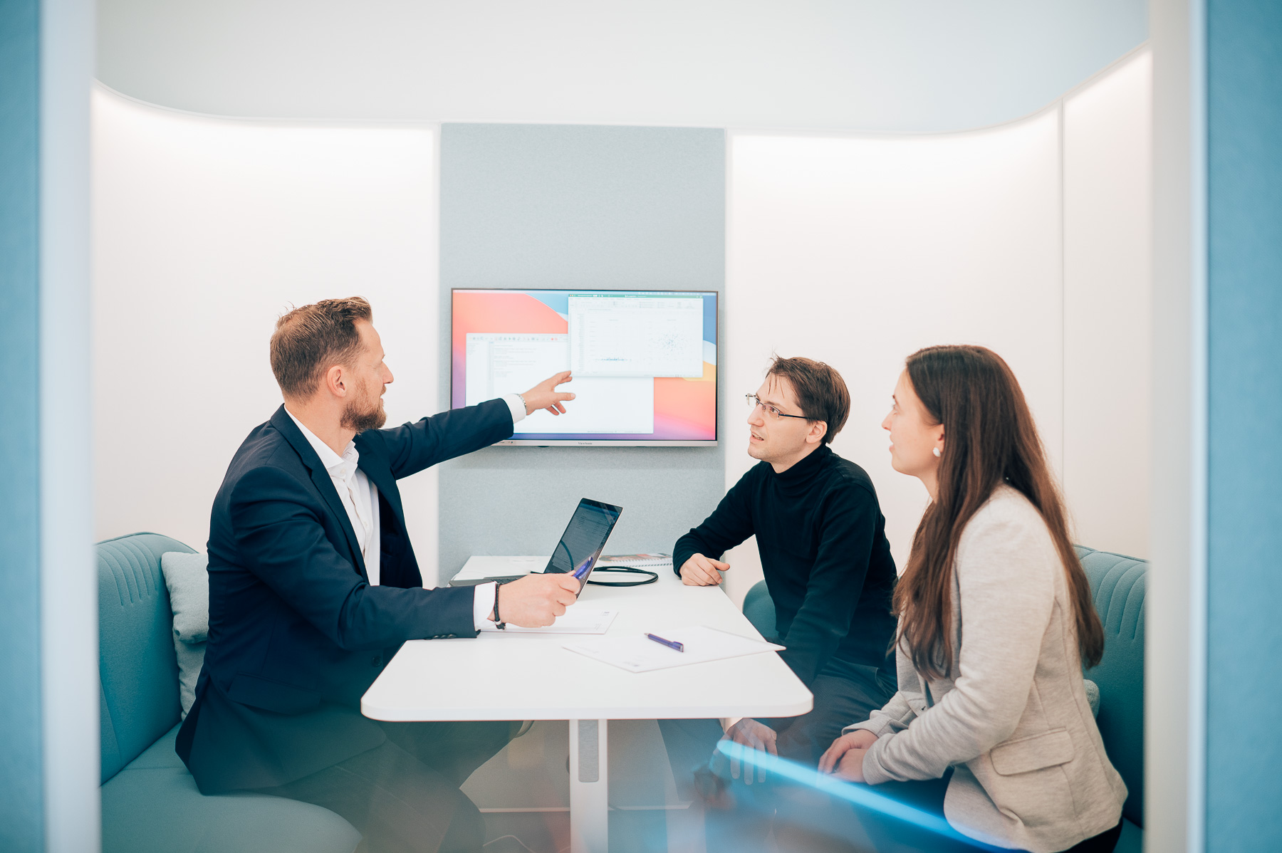 Studierende bei der Arbeit an einem Projekt in einem der ESB Business School Bibliotheksräume.