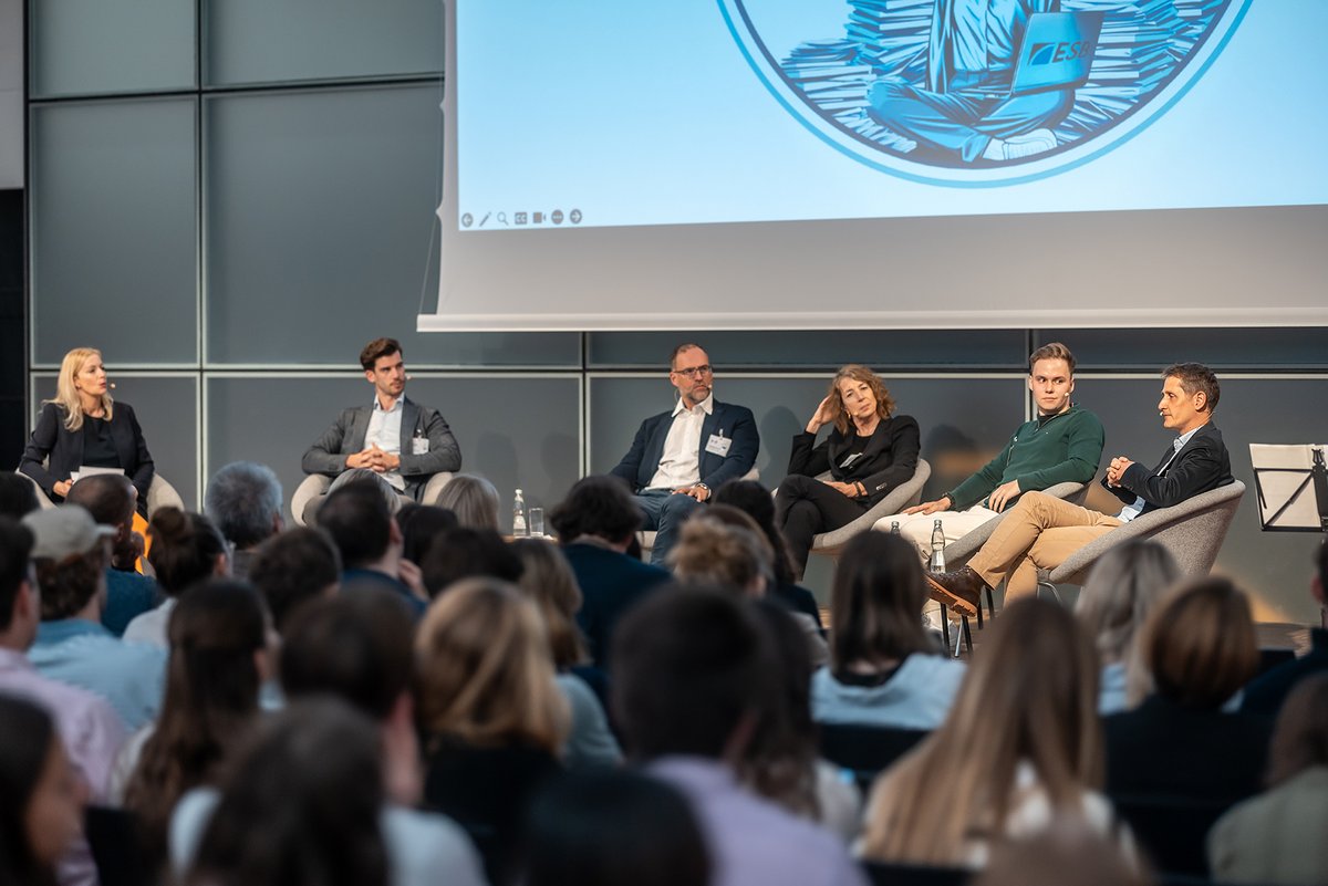 Podiumsgäste und Publikum beim ESB Wirtschaftsforum in der Aula der Hochschule Reutlingen