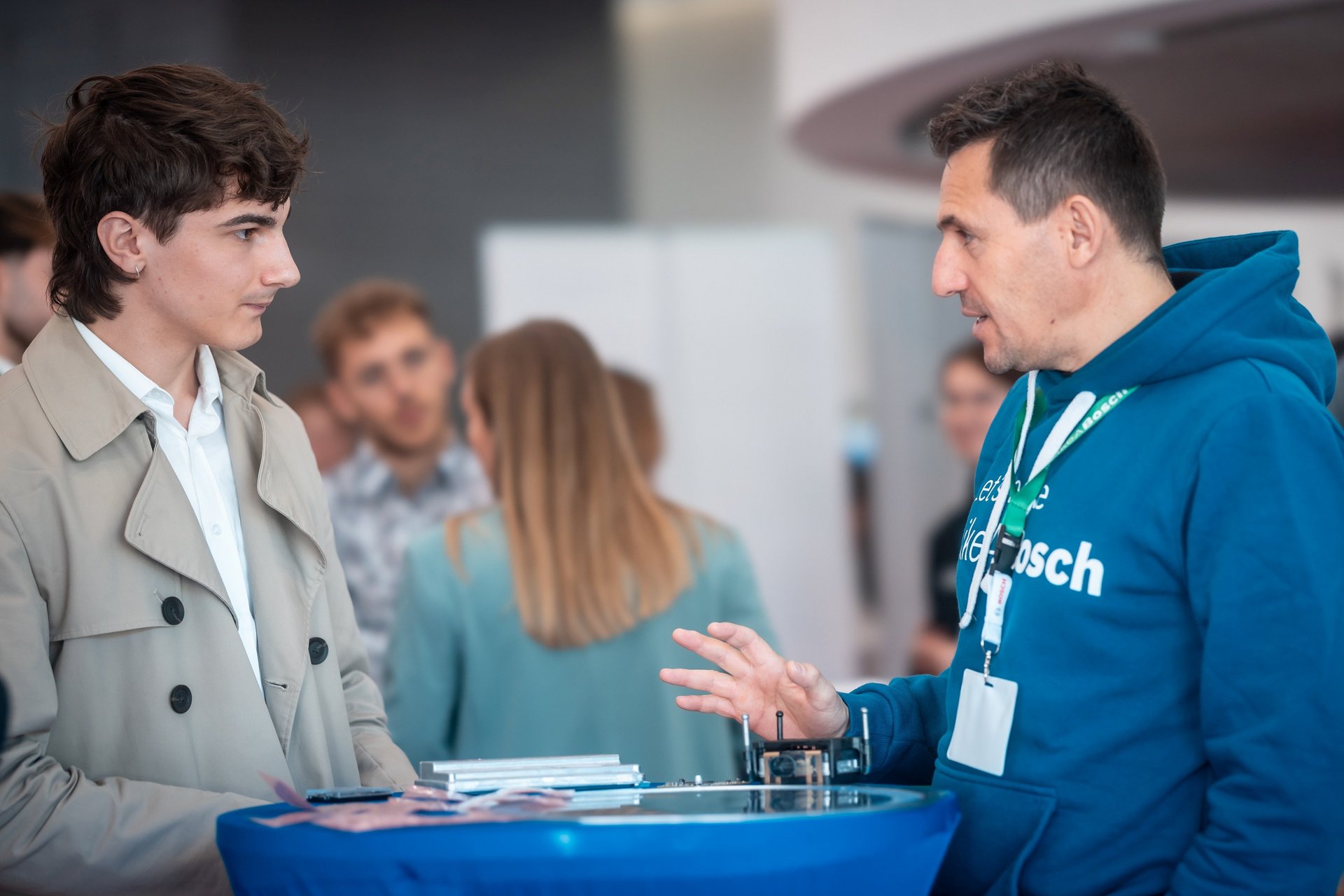 Ein Student informiert sich bei ebike.bosch über Job Opportunities