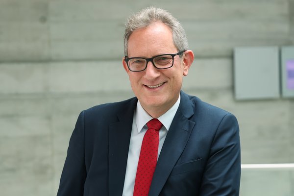 Portrait of Prof. Dr. Philipp von Carlowitz