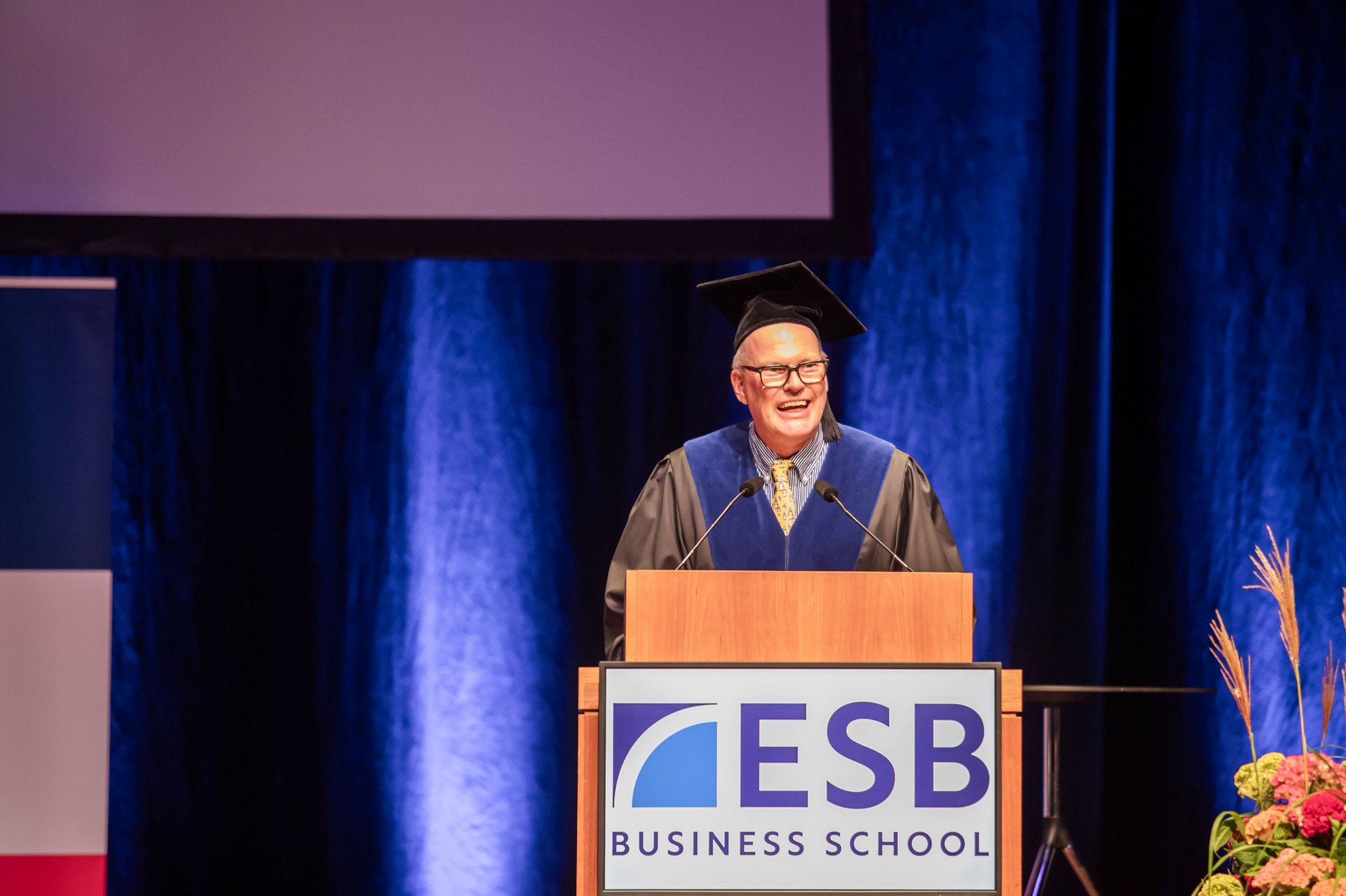 Dekan Prof. Dr. Markus Conrads hält die Laudatio