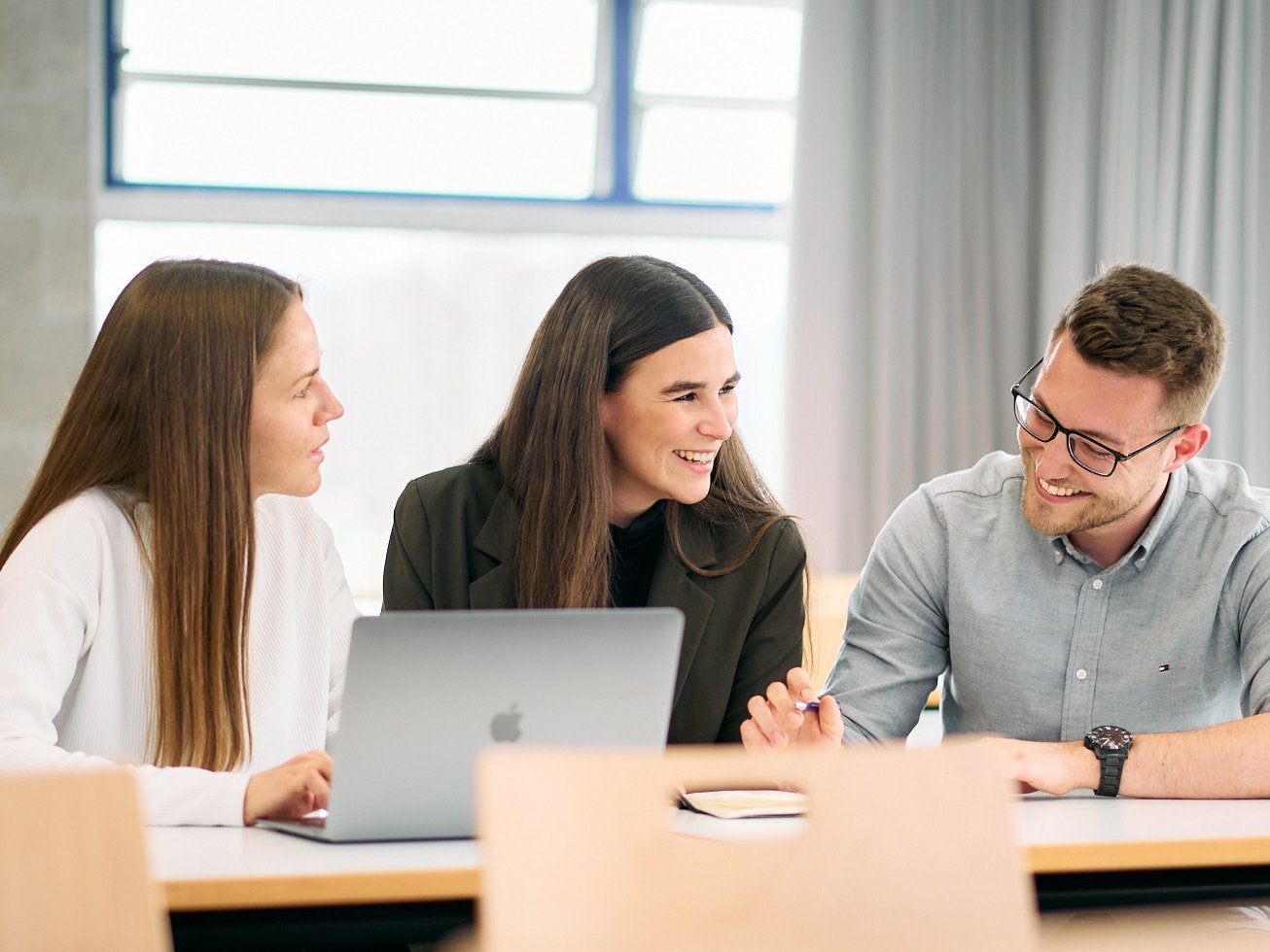 Studierende der ESB Business School unterhalten sich in einem Vorlesungsraum.