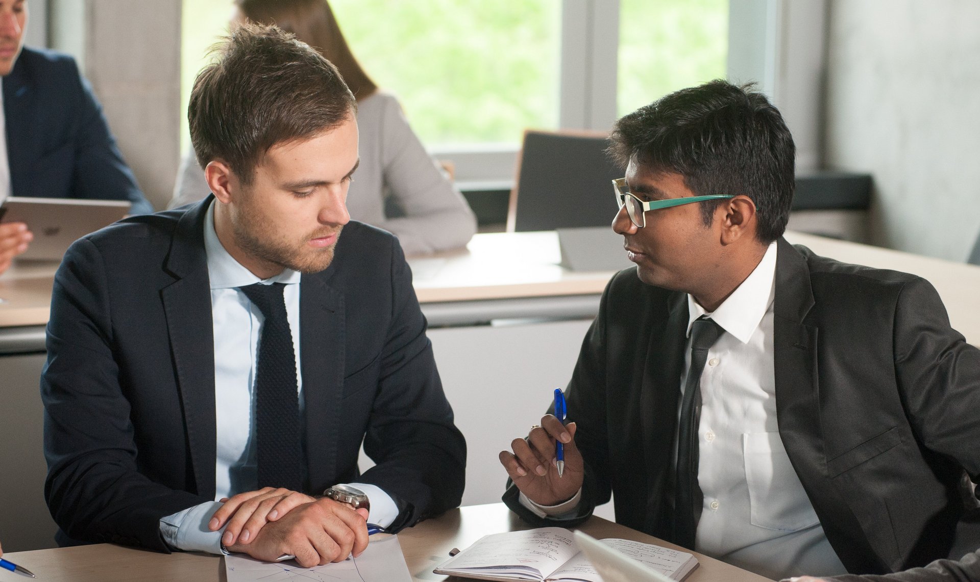  Student der ESB Business School im Gespräch mit einem Unternehmensvertreter