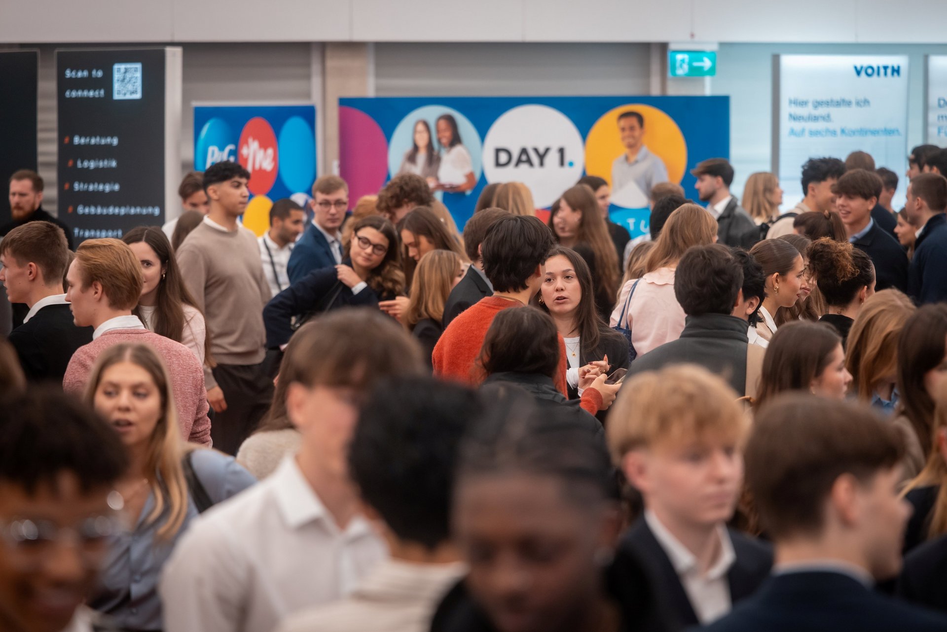 Crowd of students at the ESB company fair (Firmenforum)