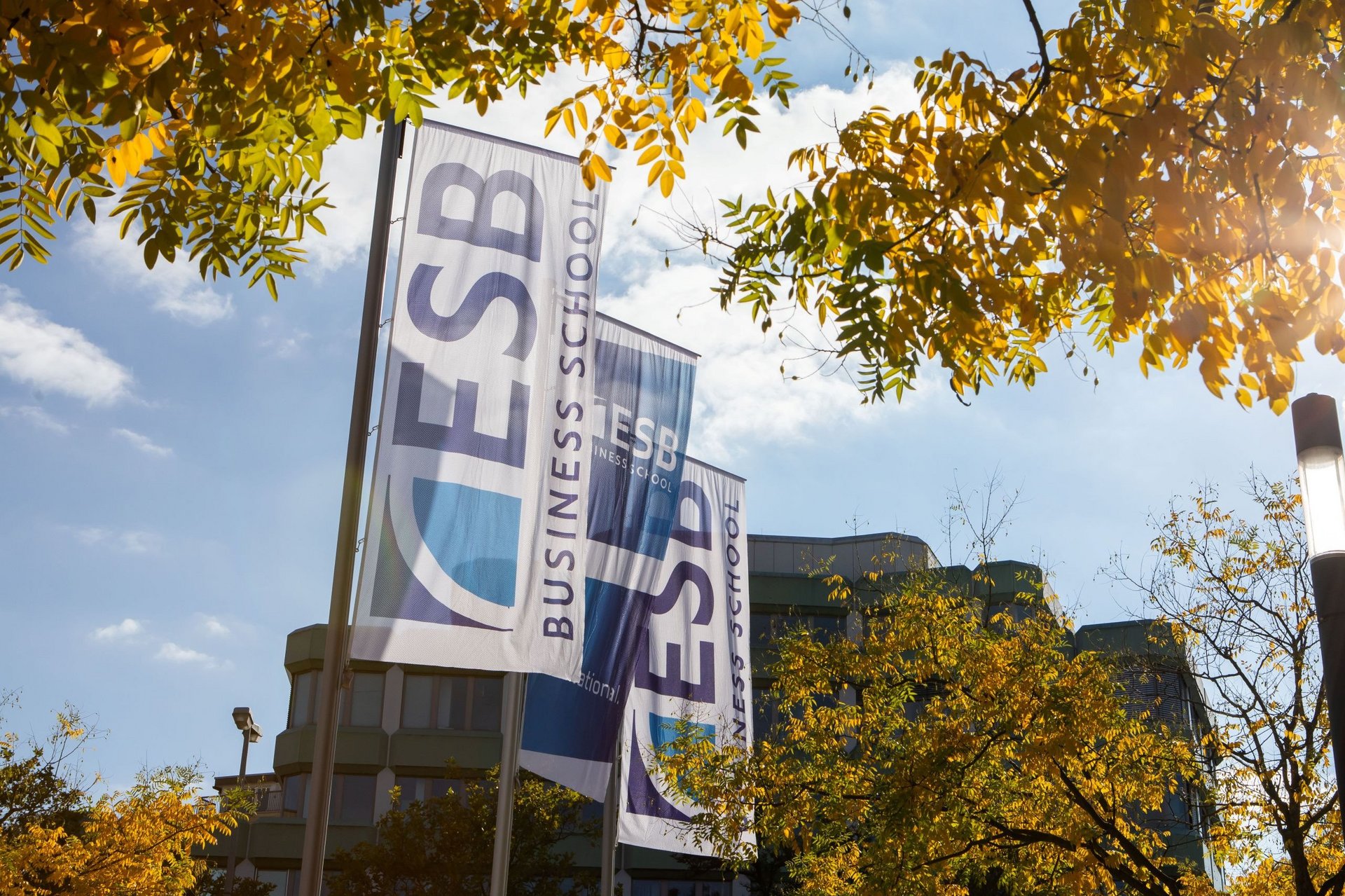 Die ESB Fahnen wehen vor der Stadthalle Reutlingen
