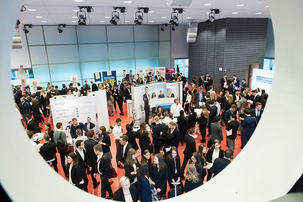 International Business Professoren/-innen und Studierende der ESB Business School auf einer internationalen business fair.