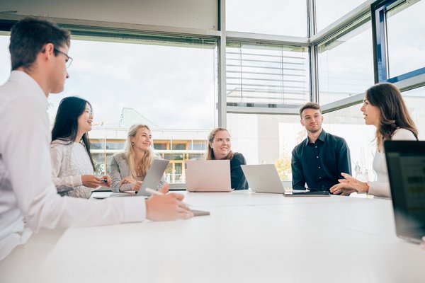 International Business Studierende der ESB Business School arbeiten gemeinsam an einem Projekt