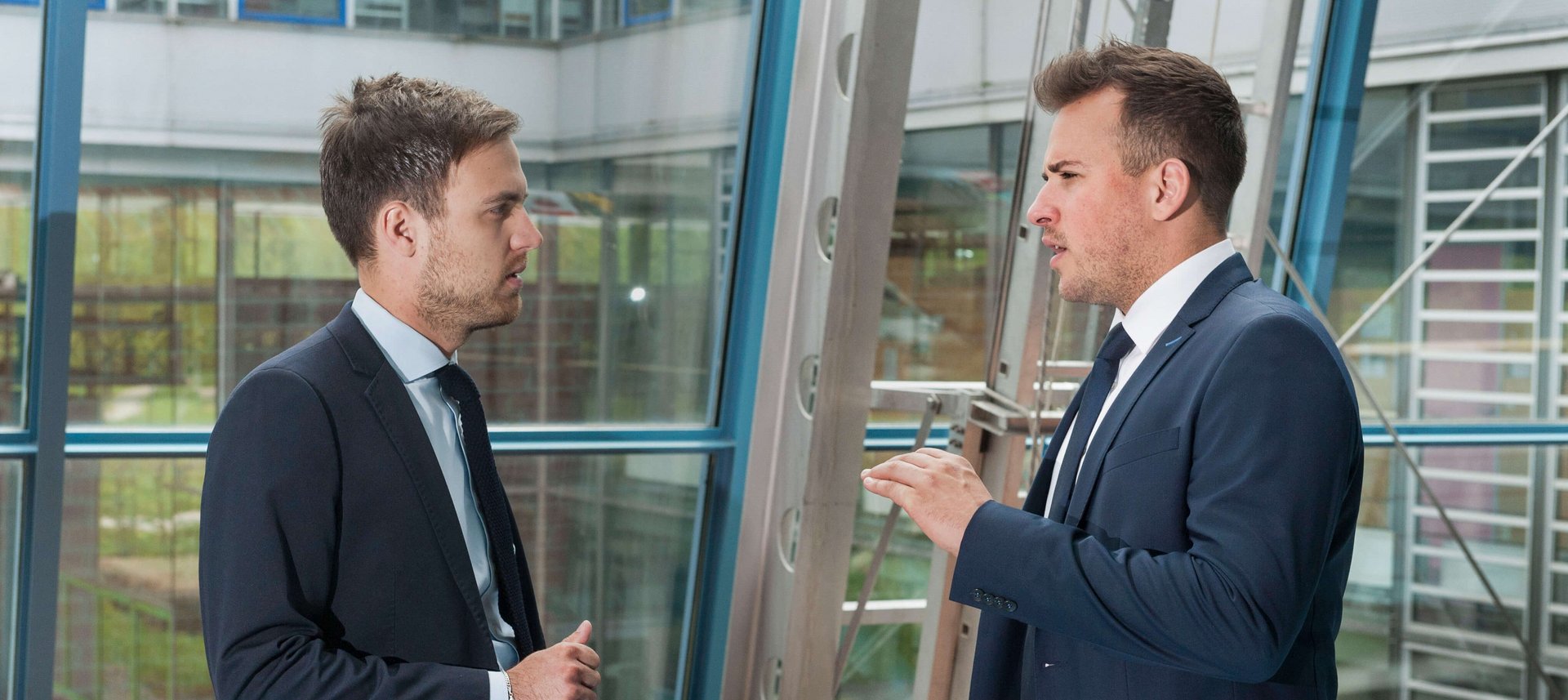 Studierende der ESB Business School unterhalten sich im Gang