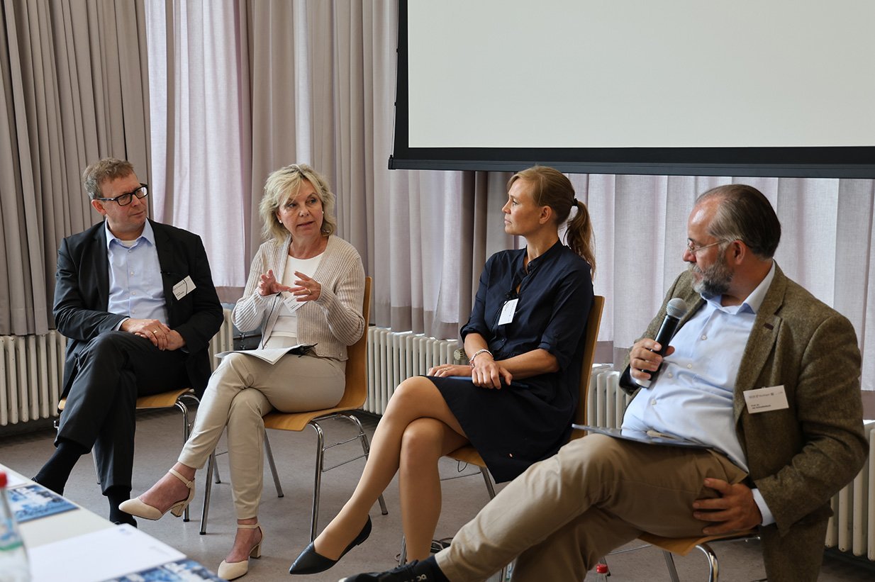 Consulting as a task and problem for economic and social sciences with Prof. Dr. Sabine Döring (University of Tübingen), Prof. Dr. Justus Haucap (DICE, University of Düsseldorf) and Prof. Dr. Sarah Necker (University of Erlangen-Nuremberg, ifo Institute) 