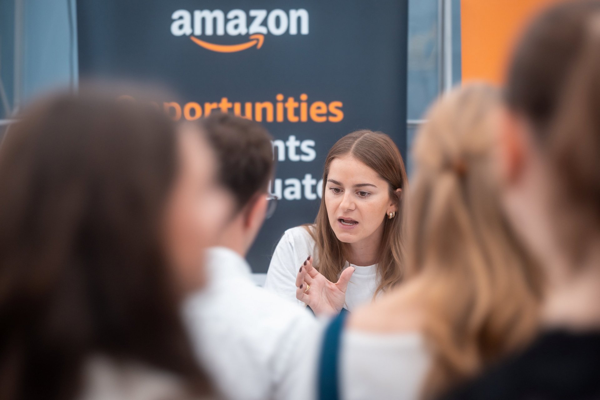 Amazon-Mitarbeiterin spricht dazu, was Interessierte für eine erfolgreiche Bewerbung mitbringen