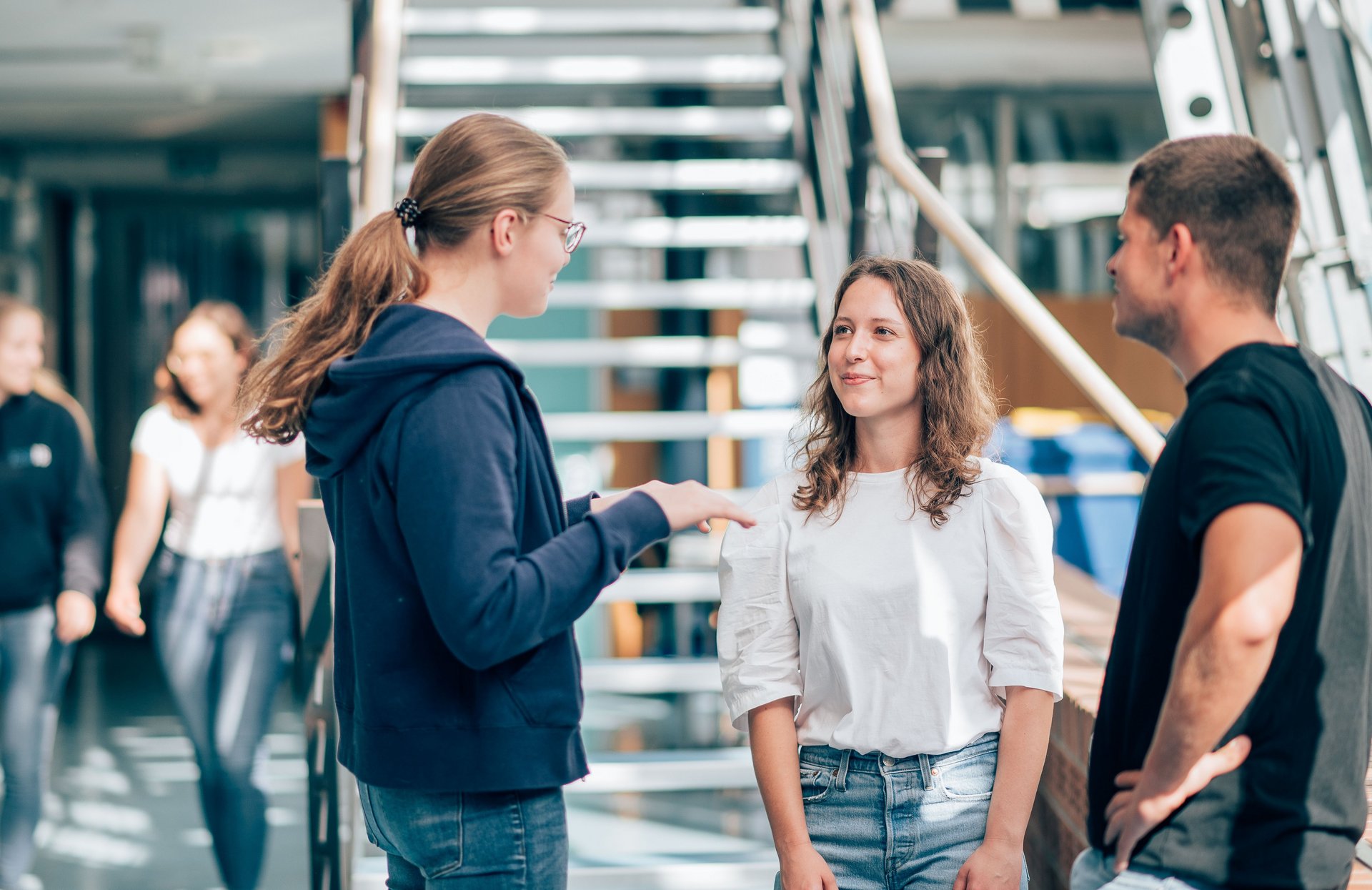 Studenten der ESB Business School unterhalten sich auf dem Flur