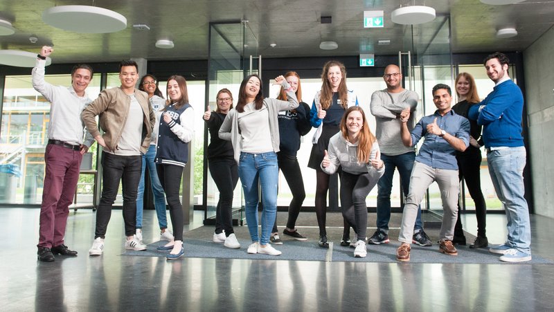 ESB Business School Studenten auf einem Bild in Gebäude 3
