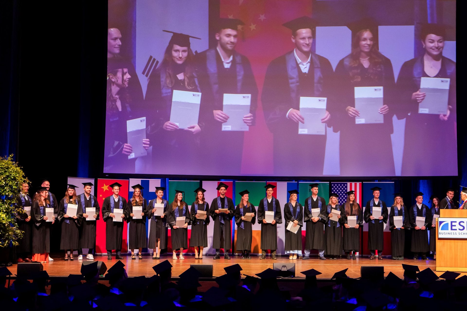 All graduants receiving their final report