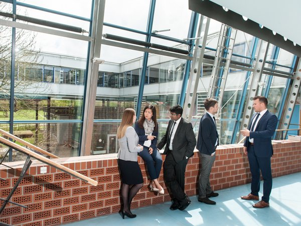 International Accounting, Controlling and Taxation Studierende der ESB Business School unterhalten sich im Gang