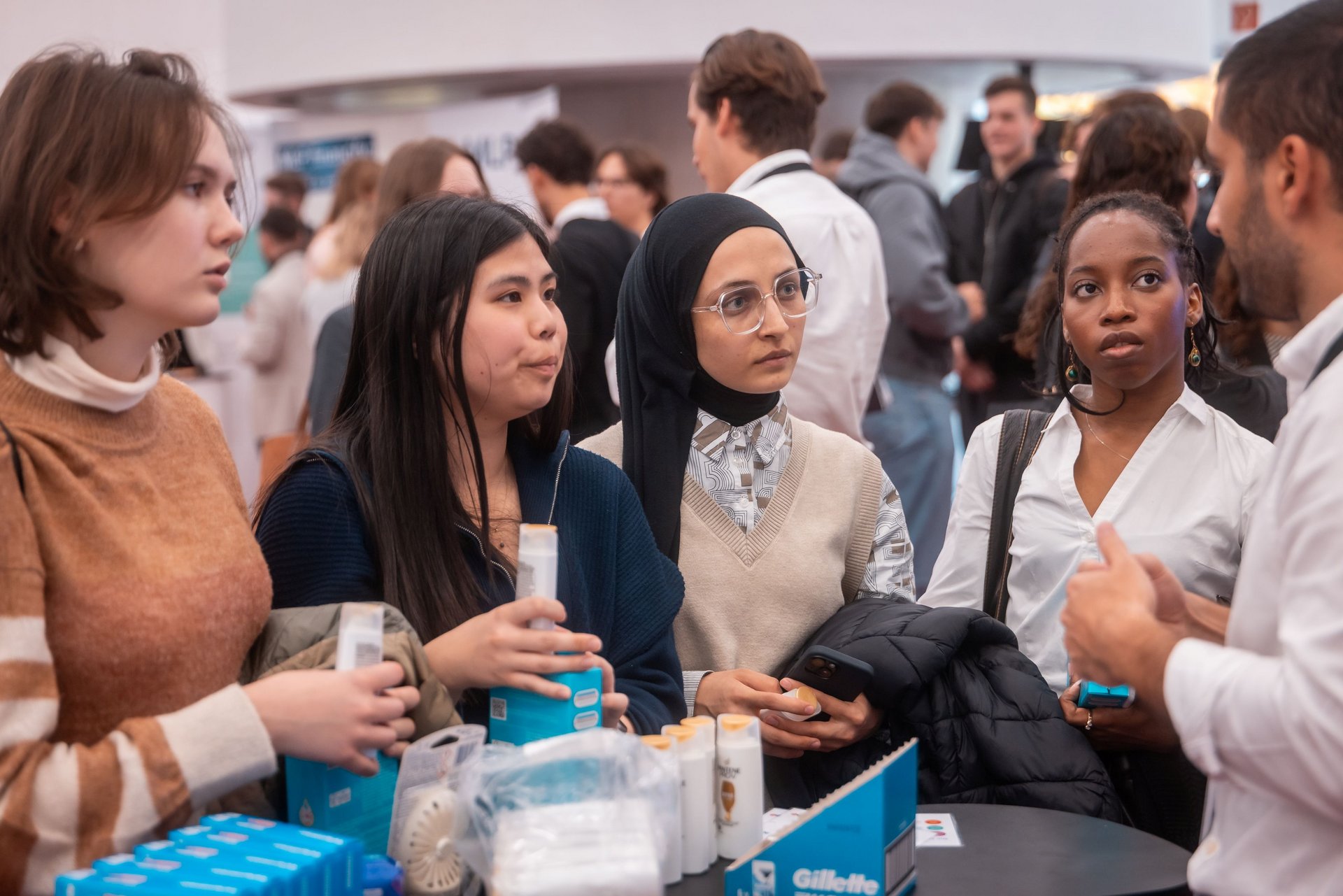 Studentinnen am L'Oreal-Stand im Gespräch