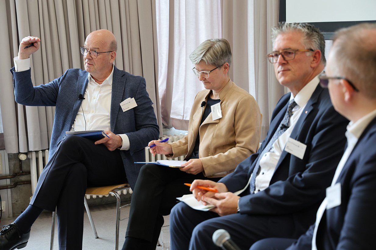 Politikberatung in der Wirtschafts- und Finanzpolitik mit Michael Donth, MdB Prof. Dr. Regina Riphahn (Universität Erlangen-Nürnberg) Dr. Hans-Peter Klös (ehem. IW Köln)