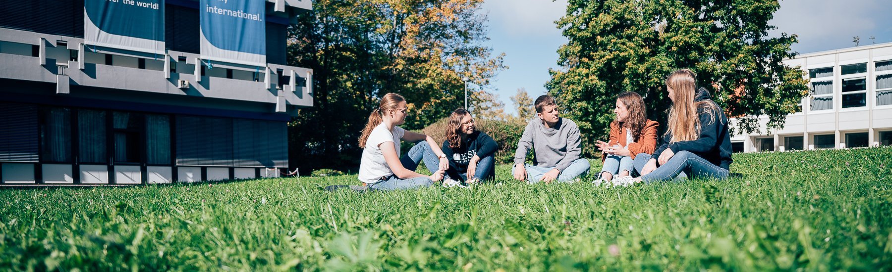 Studierenden beim Entspannen auf dem Campus der ESB Business School 