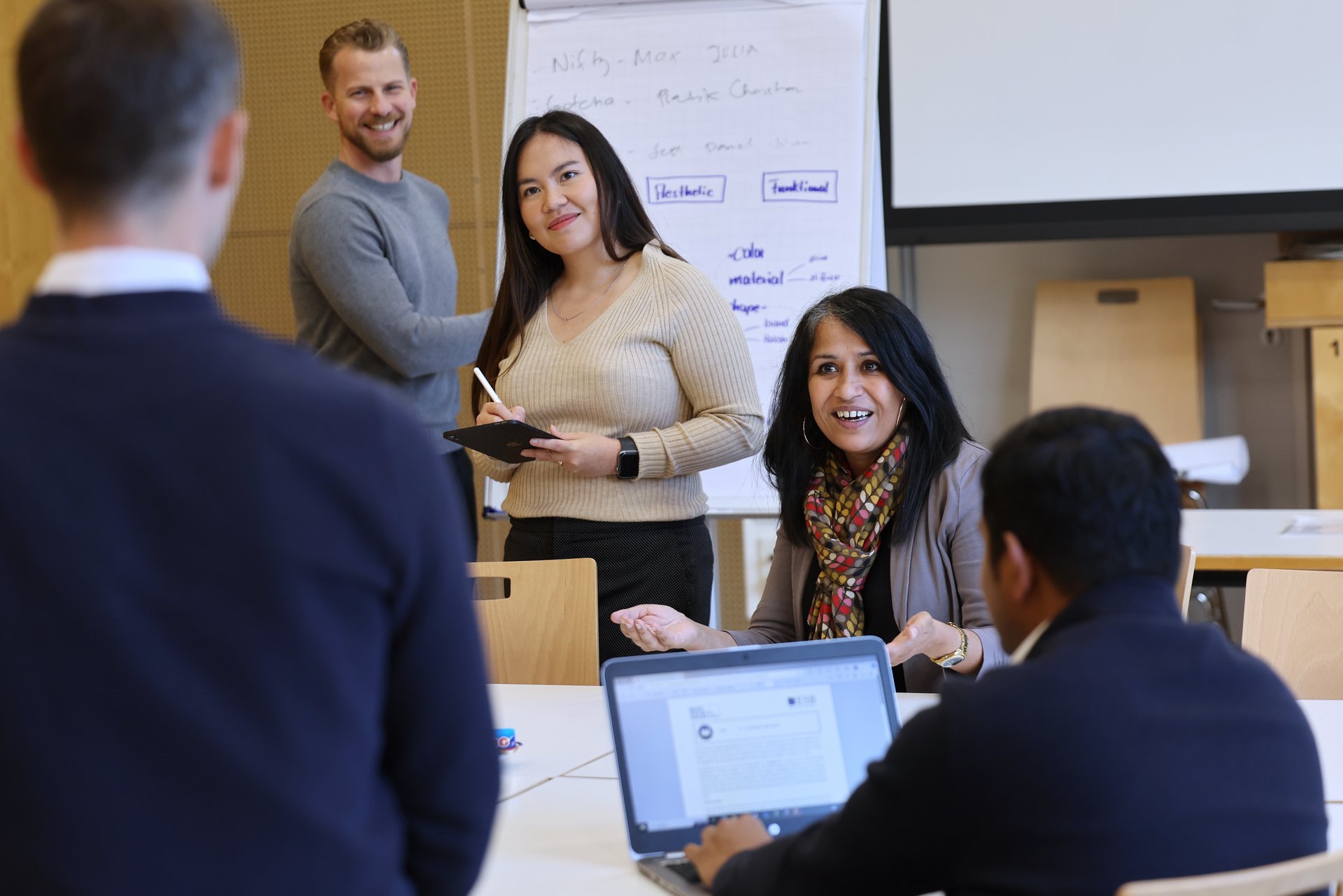 Studierende beim gemeinsamen Gespräch