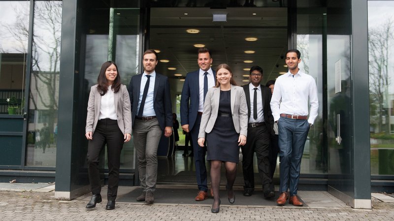 graduates visiting international business fair for recruitment Studierende der ESB Business School beim Verlassen des Bibliotheksgebäudes