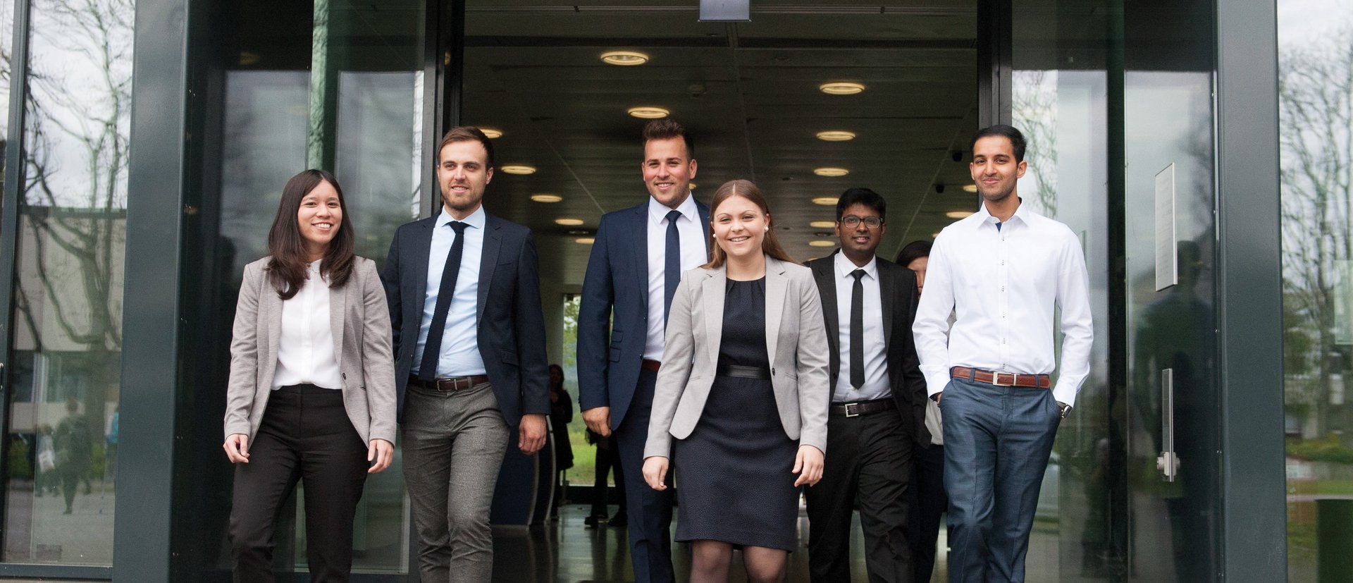 graduates visiting recruitment fair Studierende der ESB Business School beim Verlassen des Bibliotheksgebäudes