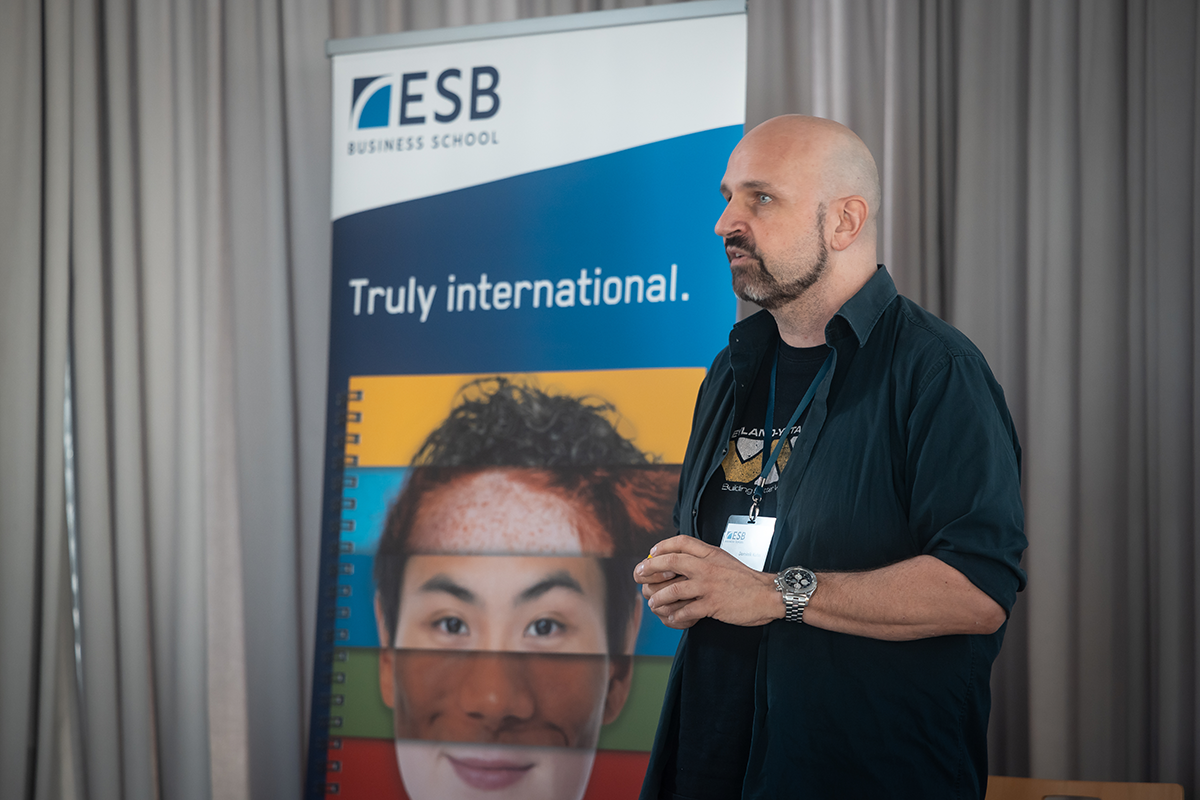 Medienprofi Dominik Kuhn, auch bekannt als „Dodokay“, hält einen Impulsvortrag zu Künstlicher Intelligenz