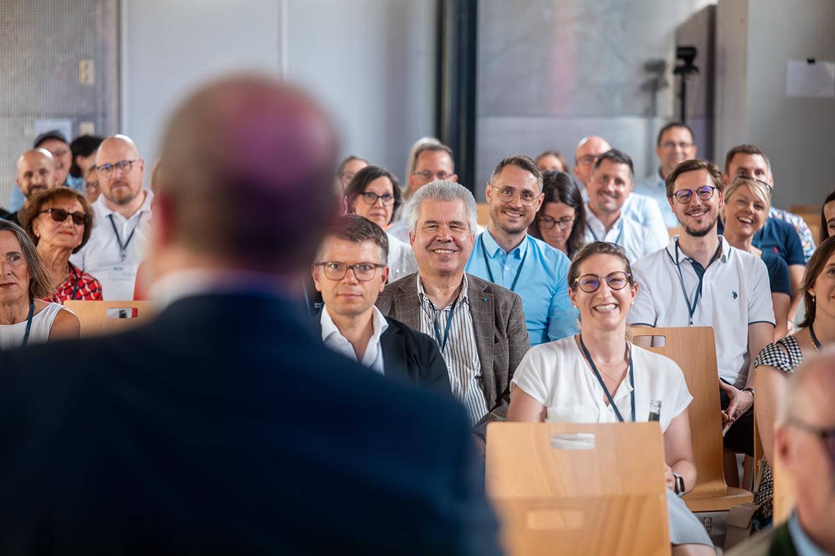 Prof. Dr. Stephan Seiter moderiert das Jubiläum vor fröhlichem Publikum